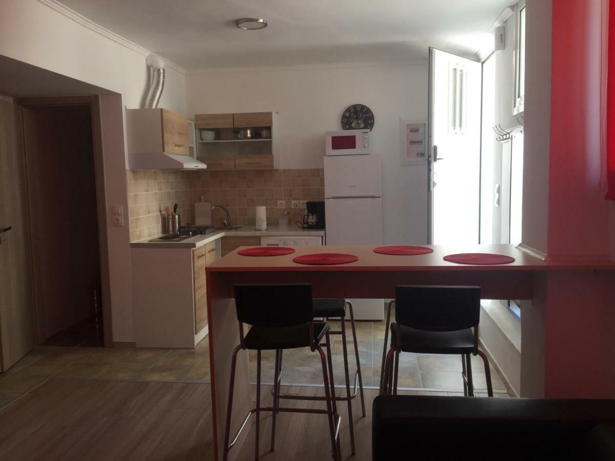 Loutraki Hostel Экстерьер фото